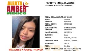 Se observa a una joven con brackets, está sonriendo, tiene cabello negro y lacio.