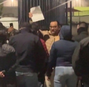 ramiro gonzález vieyra muestra un amparo antes de ser detenido otra vez por la fge puebla