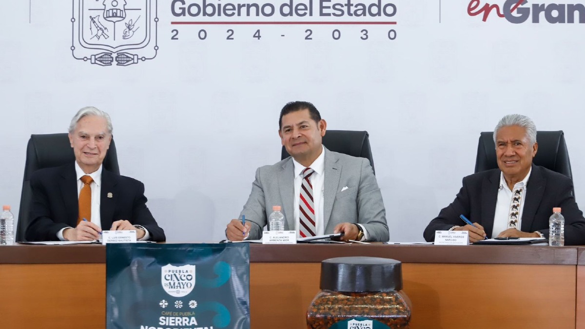 Alejandro Armenta y rector de la UDLAP en conferencia por su programa de becas