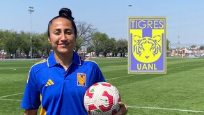 Stephany Mayor con la camisa de Tigres Femenil y junto a un balón en sus manos.
