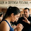 Se observa a una mujer de perfil y con una trenza, a lado se ve a un hombre, al fondo unas letras que dicen Taller de defensa personal para mujeres.