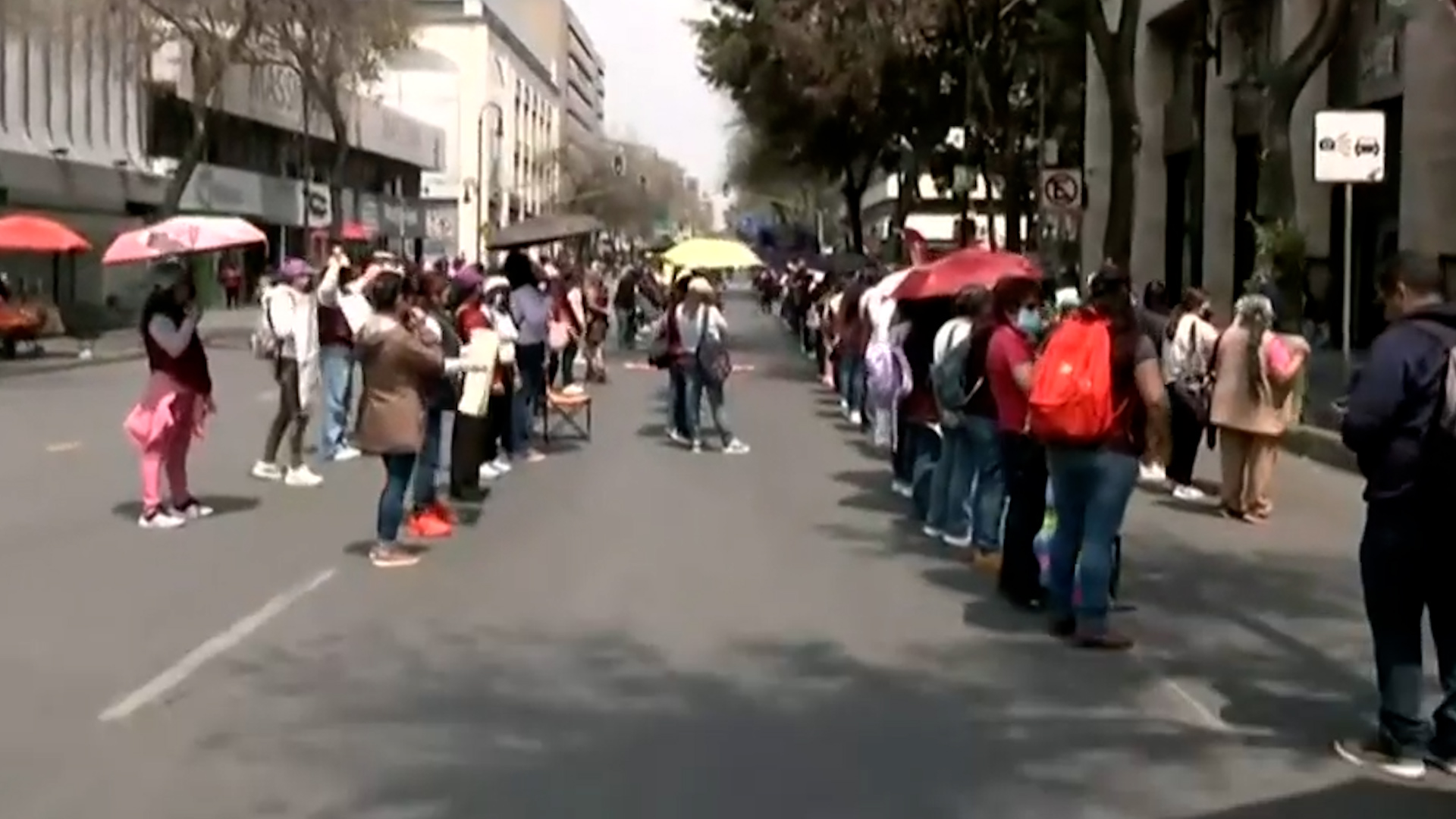 Bloqueo masivo en CdMx hoy afecta el paso al Centro Histórico. Trabajadores de la Sección 21 exigen certeza laboral en Calzada San Antonio Abad.