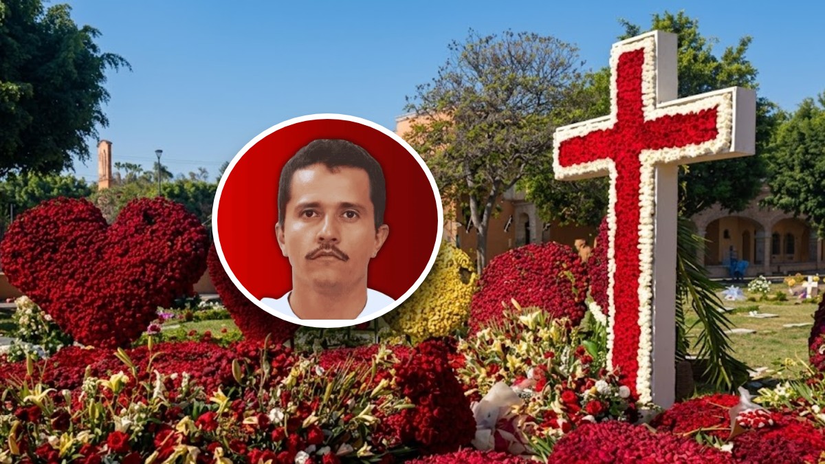 La tumba de Nemesio Oseguera Cervantes en el panteón Recinto de la Paz está rodeada de arreglos florales rojos y blancos.