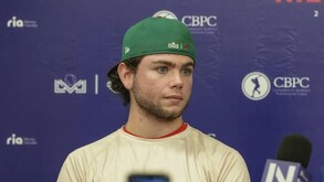 Mateo Gil en una conferencia de presa previo a un juego.