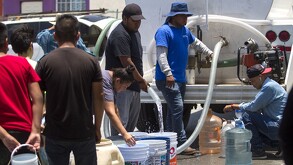 Vecinos de colonias que se encuentran en la zona de Sierra de Santa Catarina, Iztapalapa, se abastecen con agua de pipas.