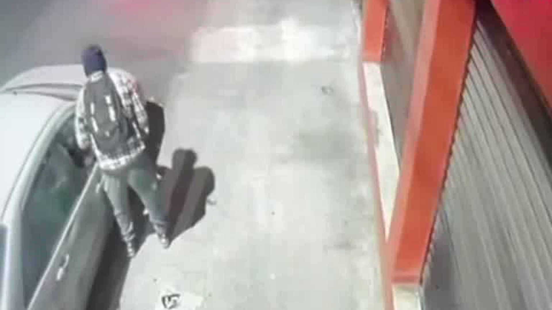 A través de un video se muestra el momento en el que un sujeto rompe la ventana de un vehículo para saquearlo.