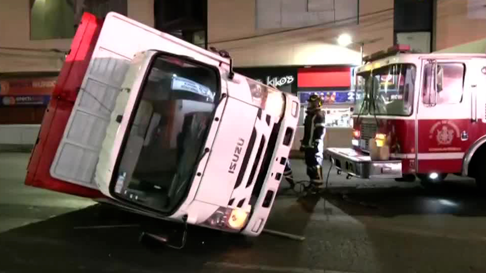 Según los primeros importes el camión de carga y un vehículo particular se impactaron tras saltarse un semáforo.