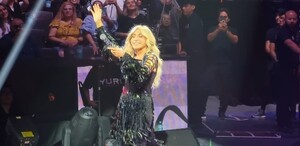 Yuri desfiló con hasta 12 vestuarios que formaron parte de su show