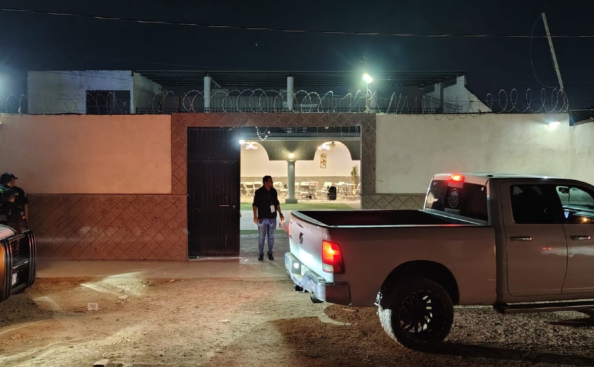 Autoridades clausurando una quinta en el ejido La Paz de Torreón por menores bebiendo alcohol.