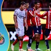 Jugadores de Chivas y Atlas se encuentran en la cancha durante el Clásico Tapatío; el gráfico incluye los escudos de ambos clubes y el logo de TD.