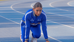 La velocista mexicana Fraya Medina se prepara en la pista de paratletismo durante una sesión de entrenamiento.
