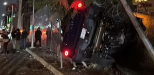 un auto volcado tras un accidente en la vía atlixcáyotl