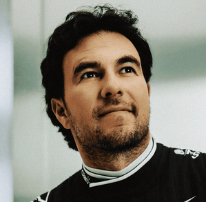 Checo Pérez posa con su nueva escudería