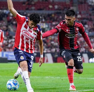 Jugadores de Chivas y Atlas en un partido de Clásico Tapatío