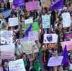 Mujeres de distinto colectivos del 8M vestidas de morado marchando en las calles de la Ciudad de México por el Día Internacional de la Mujer.