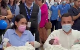 Padres cargando a sus bebés
