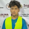 Hombre identificado como Luis David N, alias El Tijuas, con los ojos censurados por un recuadro blureado y vistiendo un chaleco fosforescente de detenido