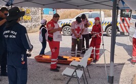 Paramédicos listos para recibir a joven que se lesionó mientras hacía senderismo en el Helipuerto de Torreón.