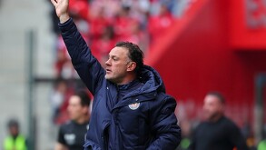 Gabriel Milito dirigiendo un partido con Chivas.