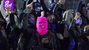 Se observa a varias mujeres en un contingente, hay una con capucha rosa.