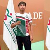 dos adolescentes con uniformes deportivos