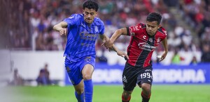 Jugadores peleando la pelota