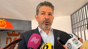 Secretario de educación de Jalisco, Juan Carlos Flores Miramontes, hablando con medios de comunicación con micrófonos frente a él