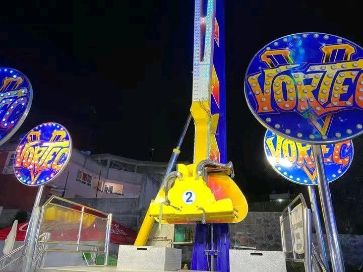 Juego 'Vortec' instalado en la Feria de las Flores del municipio de Huauchinango, Puebla.