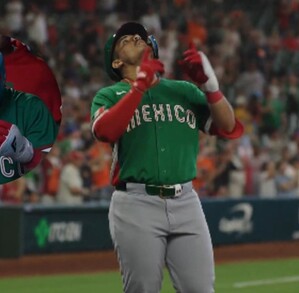 Momento exacto de la celebración del Ignacio Álvarez en el home run con México en el Mundial de Beisbol.