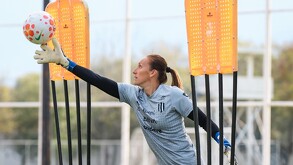 Pamela Tajonar atajando en un entrenamiento de Rayadas.