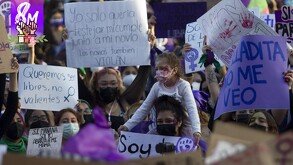 Se observa a muchas mujeres y a una niña que porta cubrebocas, está sentada en los hombros de una mujer.