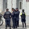 Oficiales de la Policía de Guadalajara y Grupo Guepardos reunidos afuera de un edificio gris con una bicicleta a un costado