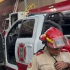 Camión y oficiales de Protección Civil y Bomberos desplegados en calles del centro de Guadalajara afuera de tiendas comerciales