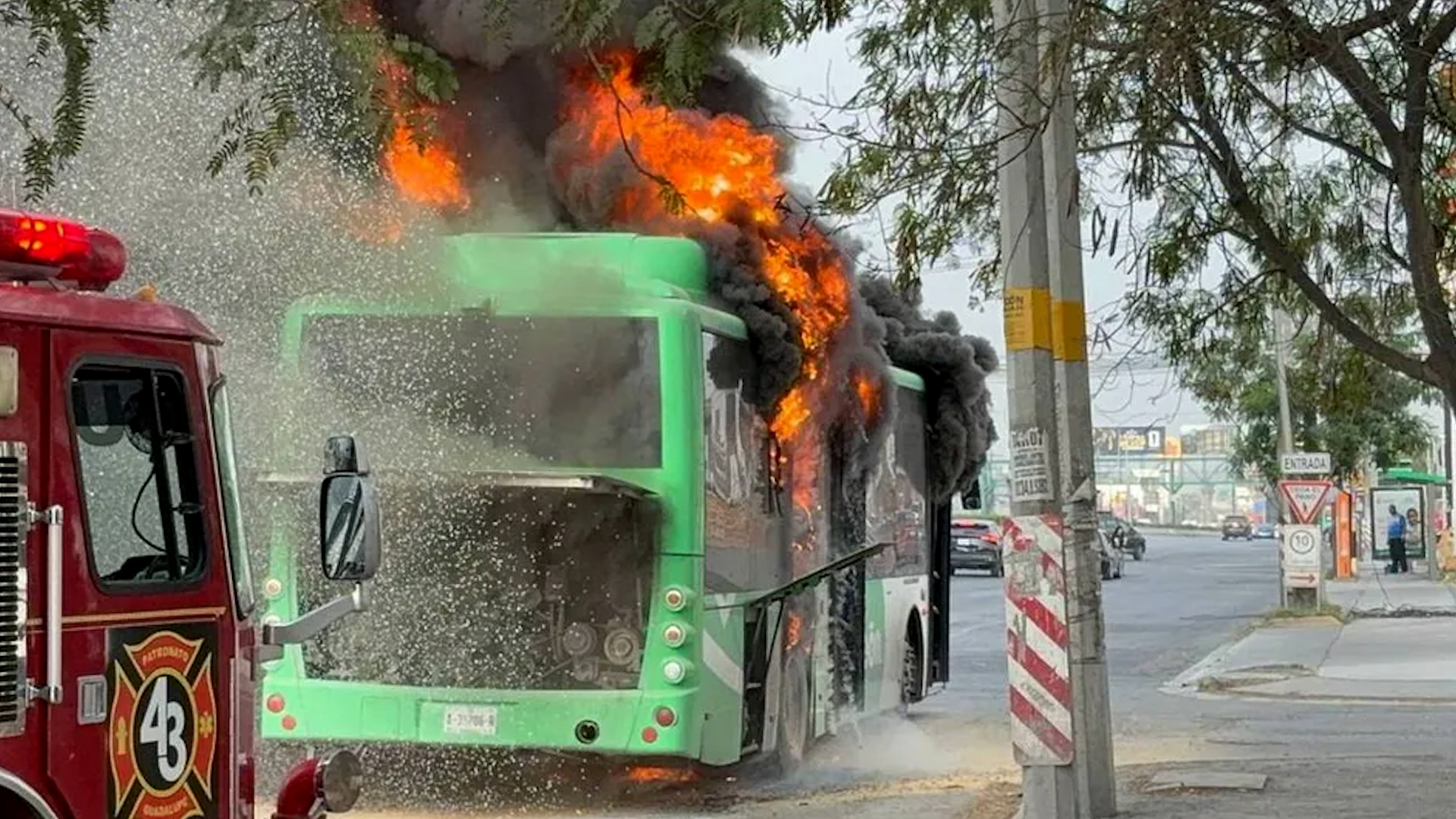 El incendio de un camión urbano movilizó a corporaciones de auxilio hacia la avenida Benito Juárez, en el municipio de Guadalupe.