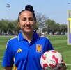 Stephany Mayor con la camisa de Tigres Femenil y junto a un balón en sus manos.