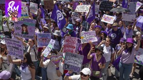 decenas de mujeres marchan sobre el centro histórico de la CdMx con motivo de 8M