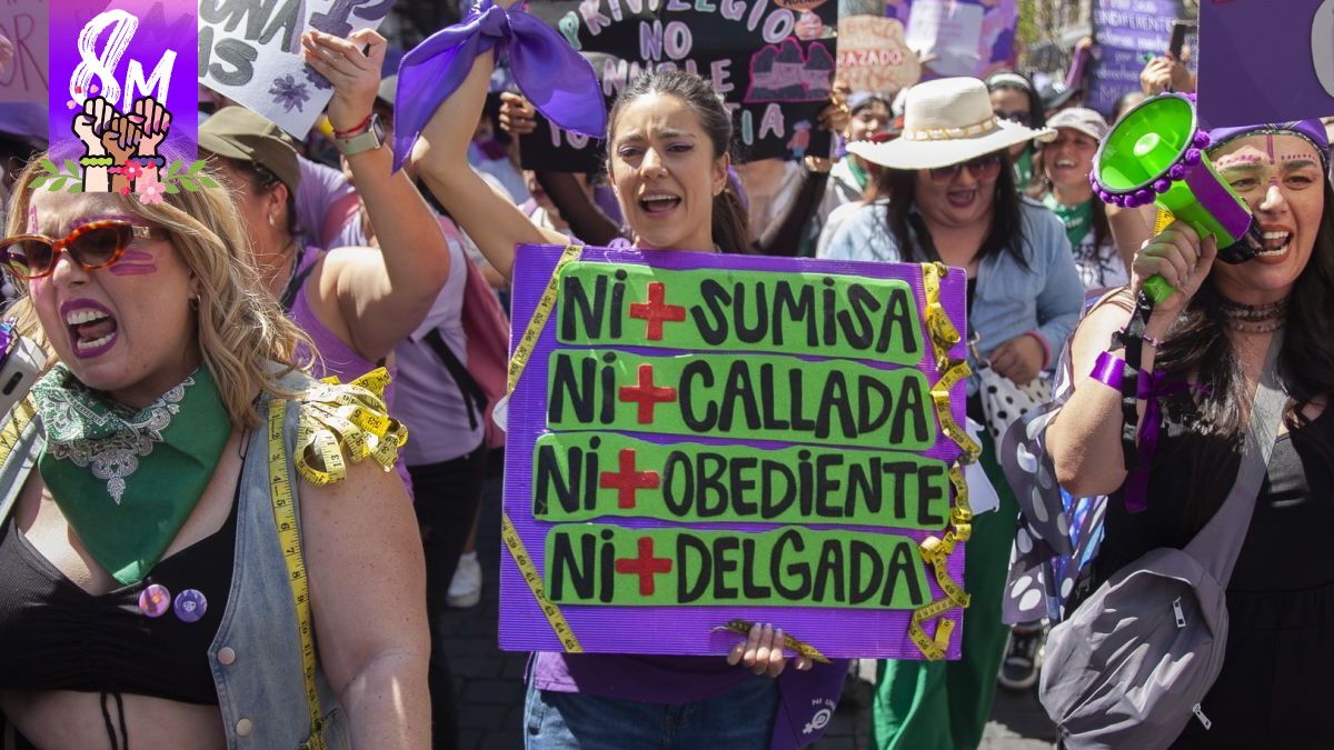 Decenas de mujeres marchan sobre el centro historico de la CdMx con motivo de 8M