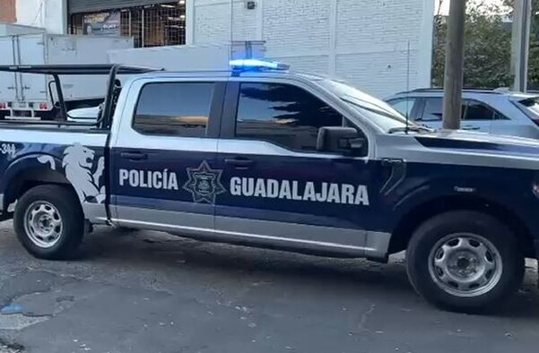 Dos patrullas de la Policía Municipal de Guadalajara estacionadas al exterior de una empresa de traslado de valores y cajas fuertes