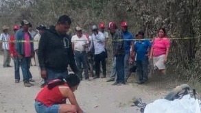 Personas reunidas al rededor de una zona acordonada donde murieron dos niños.