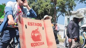 Hombre en bicicleta con una pancarta en contra de la construcción del cablebús en Puebla.