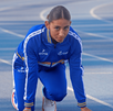 La velocista mexicana Fraya Medina se prepara en la pista de paratletismo durante una sesión de entrenamiento.