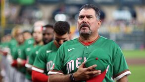 Benjamí Gil y su cuerpo técnico durante el Clásico Mundial de Beisbol 2026.