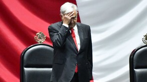 AMLO luce preocupado durante la toma de protesta de Claudia Sheinbaum