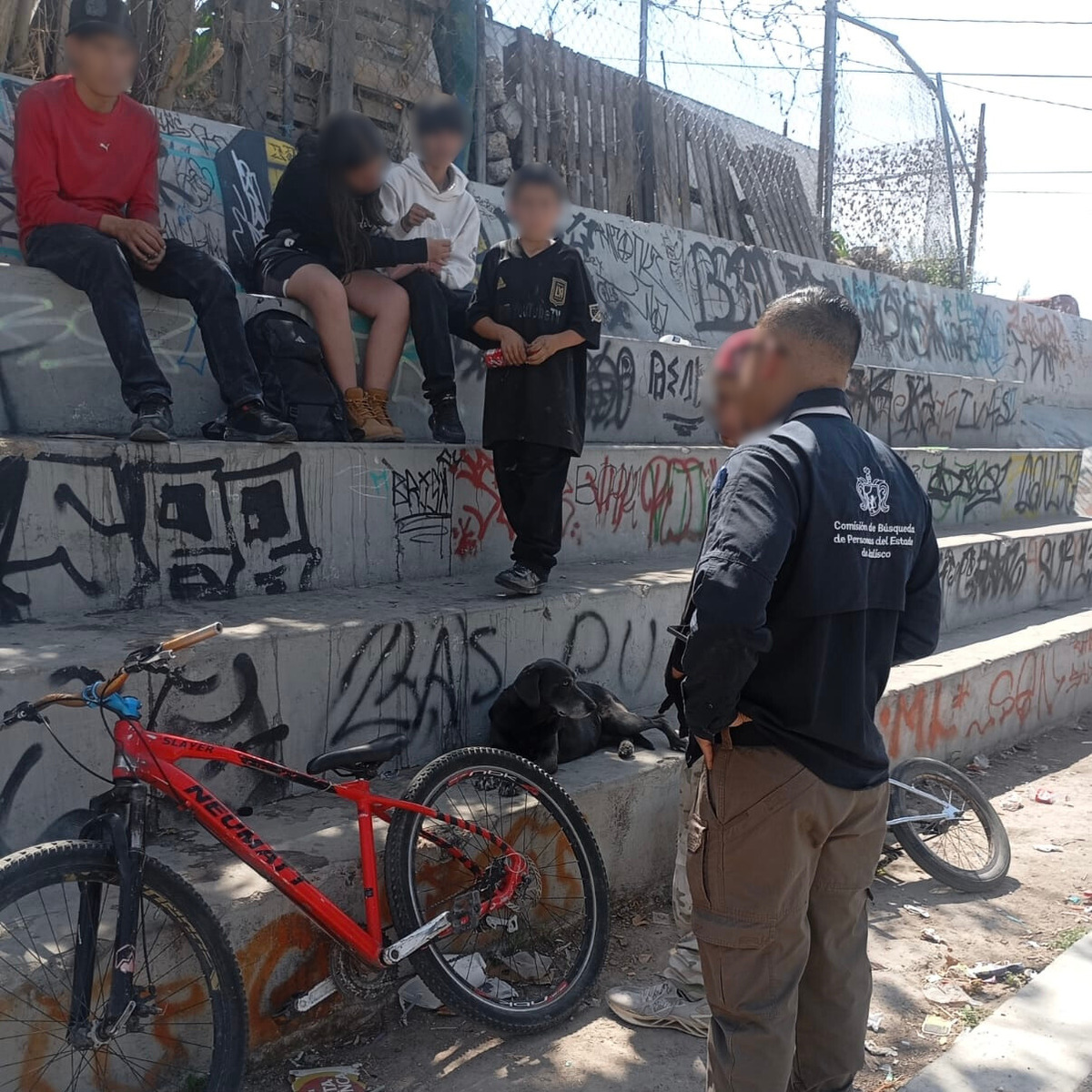Comisión de búsqueda hablando con personas