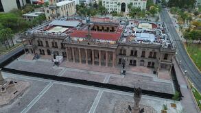 Palacio de Gobierno de Nuevo León con vallas metálicas.