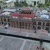 Palacio de Gobierno de Nuevo León con vallas metálicas.