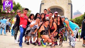 Grupo de Zumba Fitness en el Monumento a la Revolución