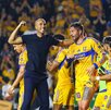 Gignac y Pizarro festejando el gol de la victoria de Tigres en el Clásico Regio.