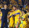 Gignac y Pizarro festejando el gol de la victoria de Tigres en el Clásico Regio.