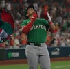 Momento exacto de la celebración del Ignacio Álvarez en el home run con México en el Mundial de Beisbol.